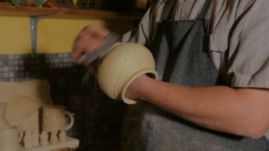 Atölyede çalışan profesyonel erkek çömlekçi.