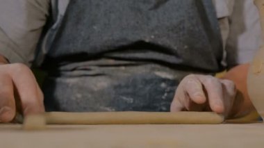 3 çekim. Profesyonel erkek potter atölye çalışmasında, çalışma stüdyo