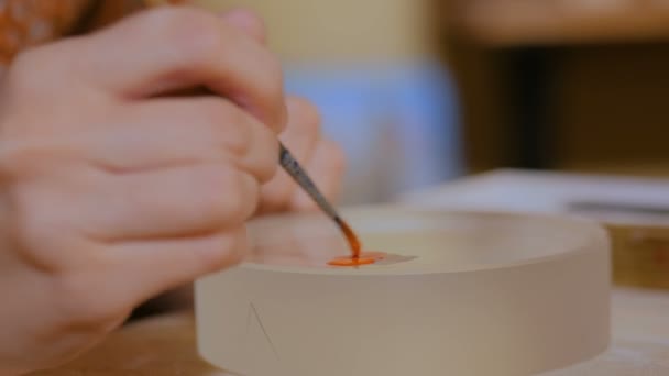 Mujer decoradora profesional preparando pintura para el trabajo — Vídeo de stock