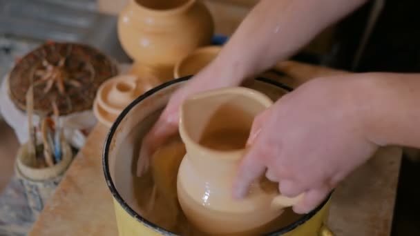 Töpfer bereitet Keramikwaren zum Brennen vor — Stockvideo