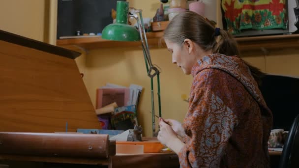 Profesionale olar pictura ceramică suvenir penny fluier în atelier de ceramică — Videoclip de stoc