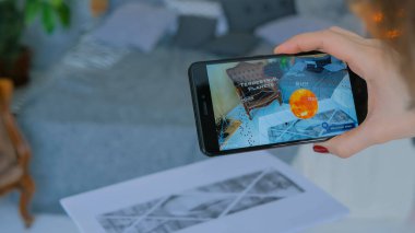 Artırılmış gerçeklik uygulaması olan akıllı telefon kullanan kadın