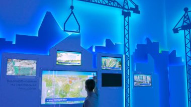 Etkileşimli dokunmatik ekran kullanan kadın