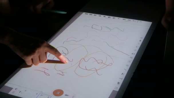 Mulher usando display de projetor touchscreen interativo para desenho em exposição — Vídeo de Stock
