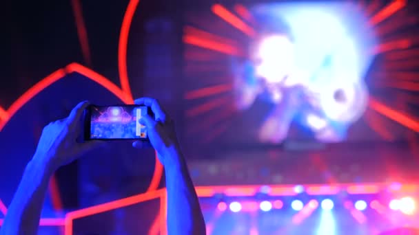 Manos silueta grabación de vídeo de concierto de música rock en vivo con smartphone — Vídeos de Stock