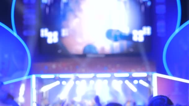 Ember sziluettje bulizás és taps az éjszaka rock zene koncertet — Stock videók