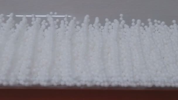 Vibrace z malých kousků plastu pískem za působení zvukové energie — Stock video