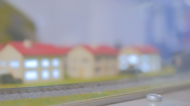 Layout de estrada de ferro de passatempo de brinquedo com trem e casas — Vídeo de Stock