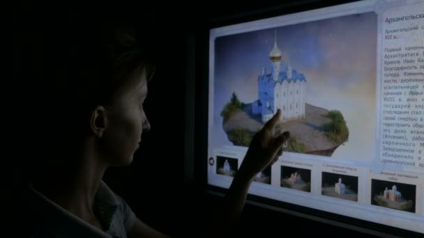 Vrouw met interactieve touchscreen display in het museum voor moderne geschiedenis — Stockvideo