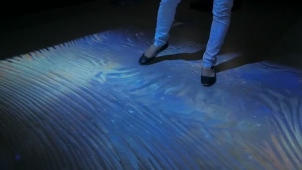 Vrouw lopen op interactieve wateroppervlak — Stockvideo