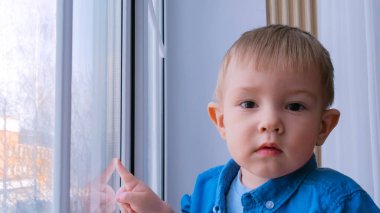 Kameraya bakarak dalgın küçük çocuk