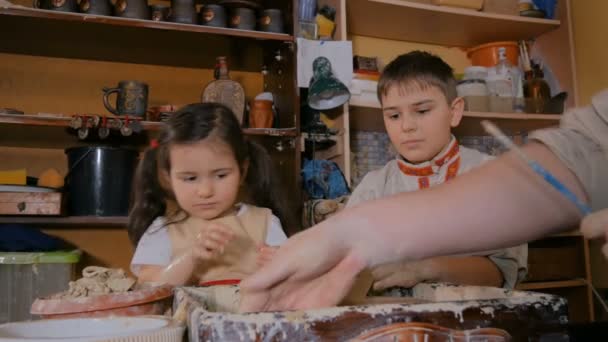 Pottenbakker toont hoe te werken met keramiek in aardewerk studio — Stockvideo