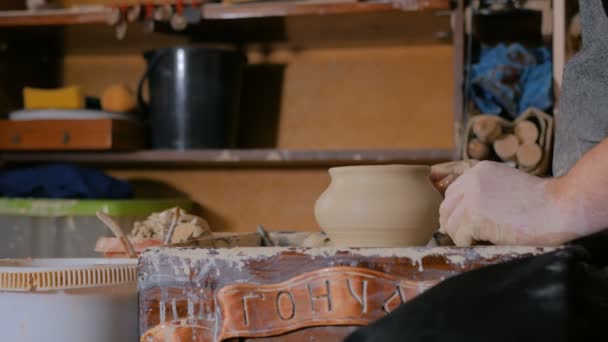 Potier professionnel sculpteur pot avec outil spécial dans l'atelier de poterie — Video