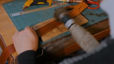 Skinner deri kemerle çalışıyor.