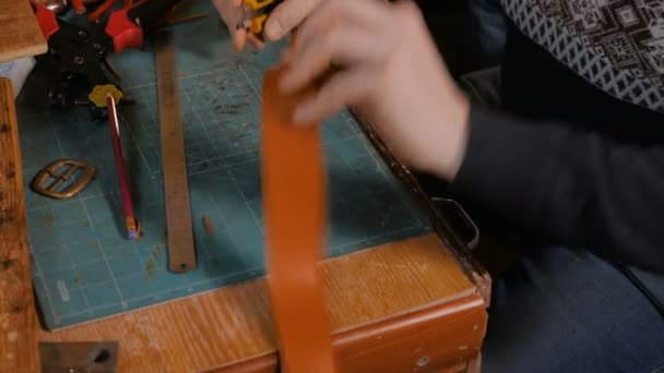 Skinner working with leather belt — Stock Video