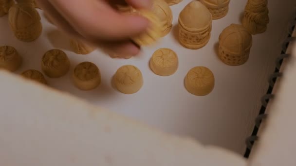 2 výstřely. Hrnčíř, uvádění keramických figurek v hrnčířské pece — Stock video