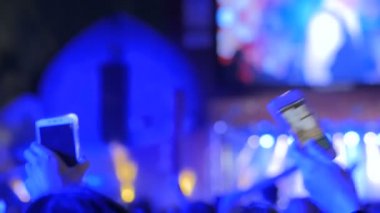 Gece açık hava konserinde sahne önünde parti insanlar siluet