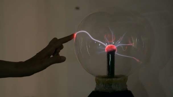 Mujer tocando bola de plasma — Vídeo de stock