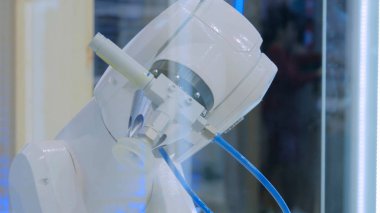 Geri dönüşüm için atıkları ayırabilen robot kafanın yakın çekim görüntüsü 