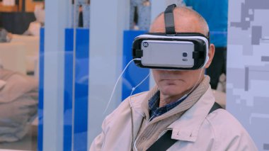 Komuta sizde sanal gerçeklik kulaklık kullanarak