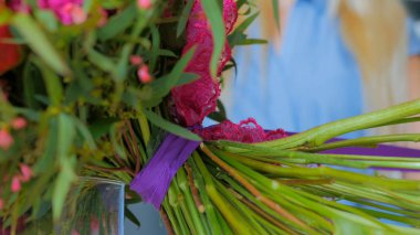 Çiçekçide güzel çiçek yapan profesyonel bir çiçekçi.