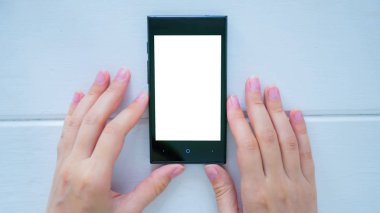 Beyaz boş ekranlı akıllı telefona bakan kadın