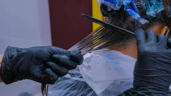 Professioneller Friseur, der Frisur für Kunden macht lizenzfreie Stockfotos