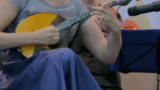 Женщина играет в мандолину — стоковое видео
