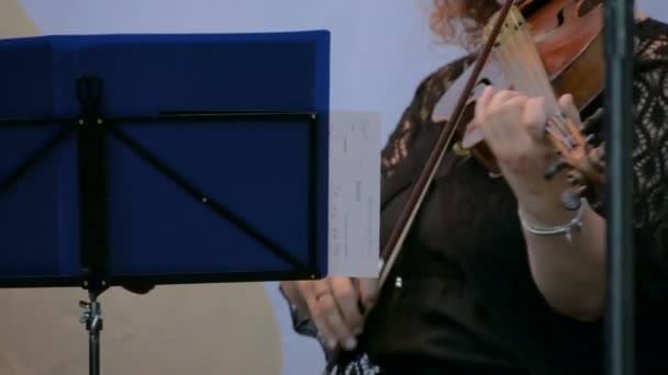 Mujer jugando violín — Vídeos de Stock