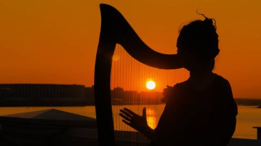 Gün batımında kadın oyun harp