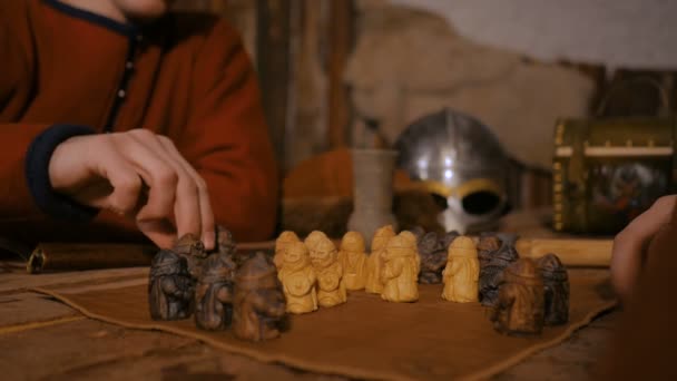 Zwei Männer beim beliebten Strategiespiel - tafl — Stockvideo