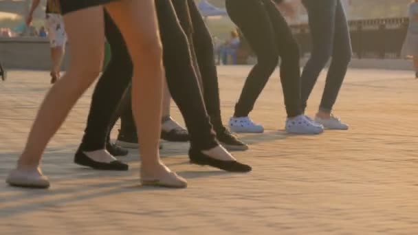 Mulheres dançando ao pôr do sol — Vídeo de Stock
