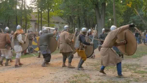 Militante mittelalterliche Krieger kämpfen bei historischem Fest — Stockvideo