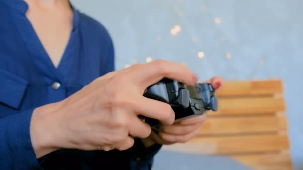 Mujer usando joystick o gamepad — Vídeo de stock