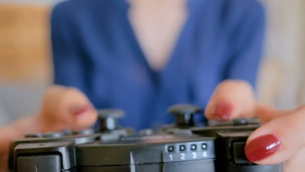 Žena používající joystick nebo gamepad — Stock video