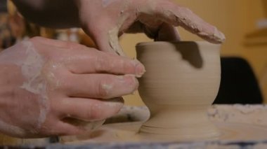 Profesyonel erkek potter atölye çalışmasında, çalışma stüdyo. Potters el atış kapatın. El yapımı, küçük işletme, iş kavramı işçiliği
