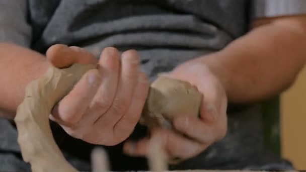 Potier professionnel pétrit l'argile dans l'atelier de poterie — Video