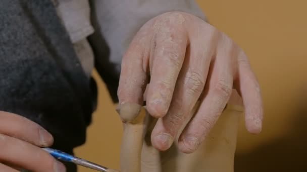 Professionele Mannelijke Pottenbakker Maken Keramische Kruik Met Handvat Werkplaats Studio — Stockvideo