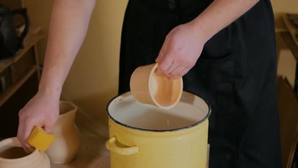 Potter preparação de produtos cerâmicos para queima — Vídeo de Stock