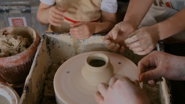 Töpfer zeigt im Töpferatelier, wie man mit Keramik arbeitet — Stockvideo