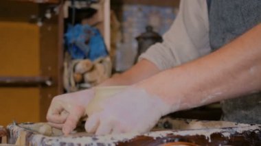 Atölyede çalışan profesyonel erkek çömlekçi.