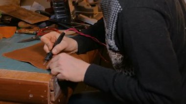 Skinner deri oyun sahasında dekoratif detaylar yapıyor.