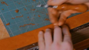 Skinner deri kemerle çalışıyor.