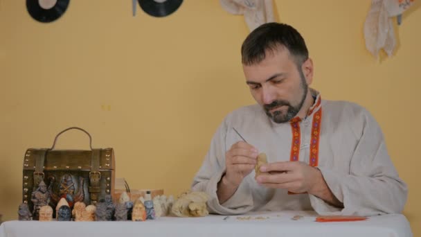 Potter, masa oyunu için kil figürü yapıyor — Stok video