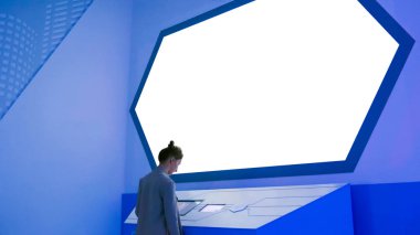 Bilim-kurgu Show'da büyük etkileşimli beyaz boş dokunmatik ekran kullanan kadın