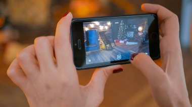 Artırılmış gerçeklik app ile Smartphone kullanarak ve mobilya odaya yerleştirerek kadın