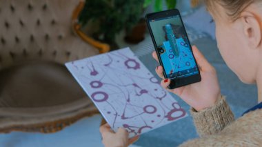 Artırılmış gerçeklik uygulaması olan akıllı telefon kullanan kadın