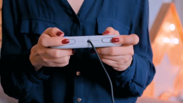 Mulher Usando Controlador Console Jogos Retro Conceito Jogos Hobby Tecnologia — Vídeo de Stock