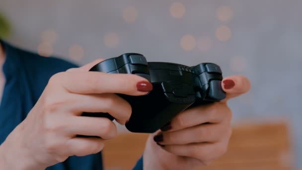 Γυναίκα με τη χρήση joystick ή χειριστήριο παιχνιδιών — Αρχείο Βίντεο