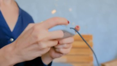 Video oyunları oynayan kadın